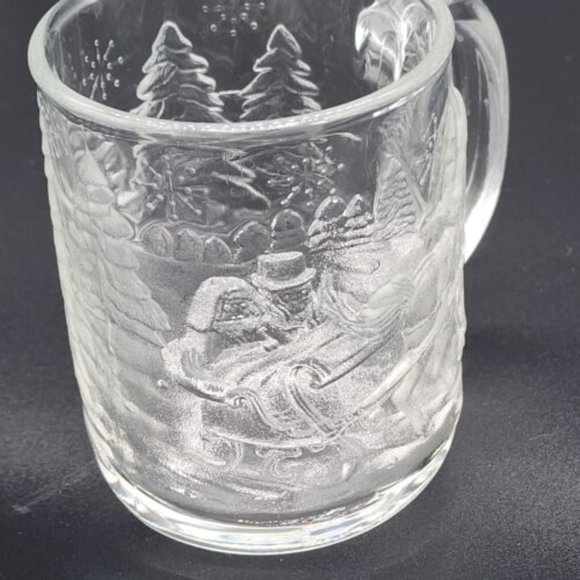 Set of 4 Vintage Luminarc Glass Mugs Christmas One Horse Open Sleigh - Picture 5 of 8